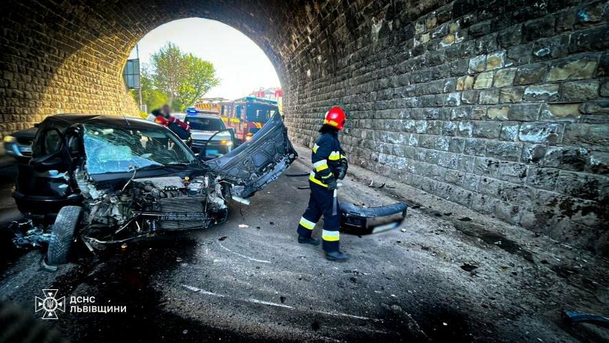 Фото до матеріалу: У Львові на Тунельній Ford врізався у стіну: водій затиснутий у салоні