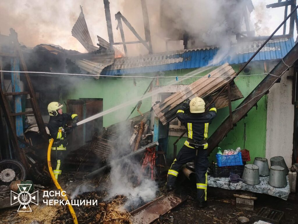 Фото до матеріалу: Двоє постраждали у пожежах на Черкащині: чоловік самостійно гасив вогонь, інший опинився в епіцентрі займання