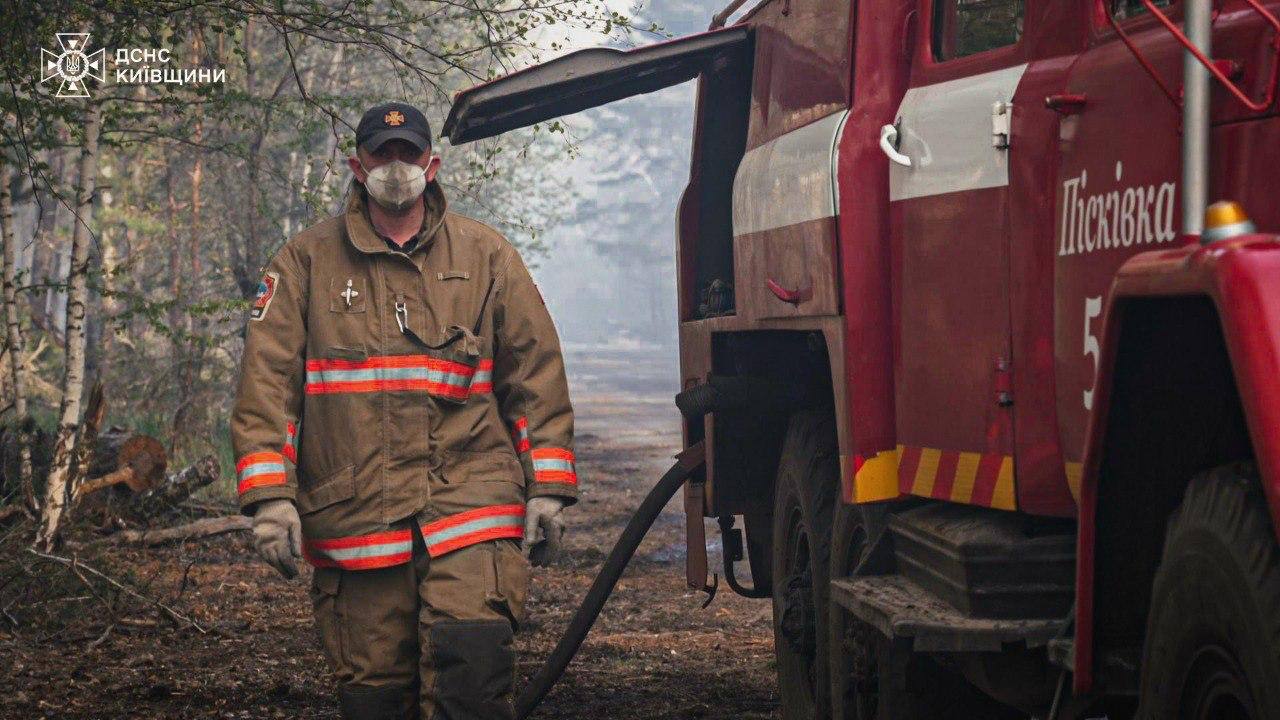 Фото до матеріалу: У Зоні відчуження триває ліквідація масштабної пожежі: вогонь охопив 1100 гектарів