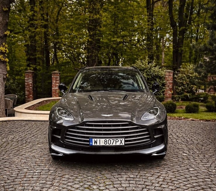 Фото до матеріалу: В Україні помітили ексклюзивний кросовер Aston Martin за 14 мільйонів на "бляхах" (фото)