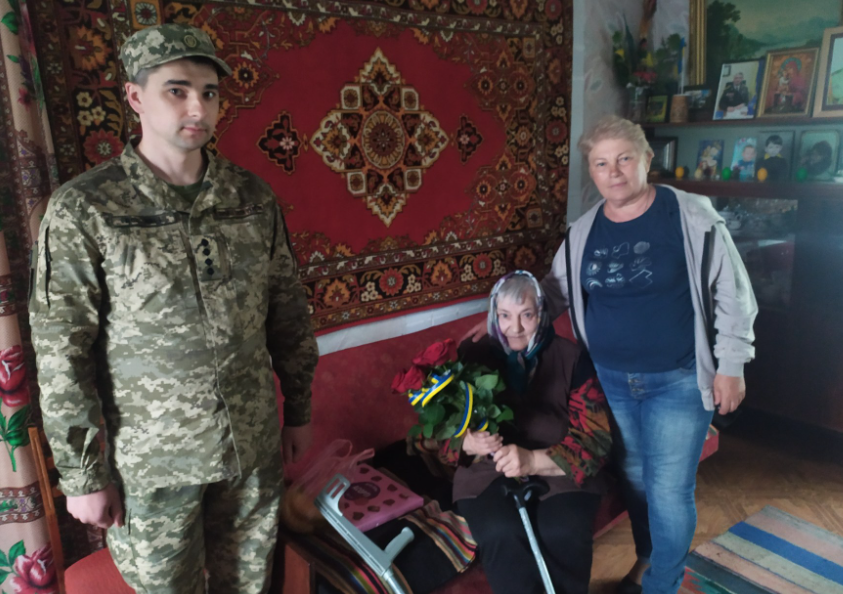 Фото до матеріалу: Матір Героя України Ігоря Гордійчука привітали з Днем матері у селі Залізниця