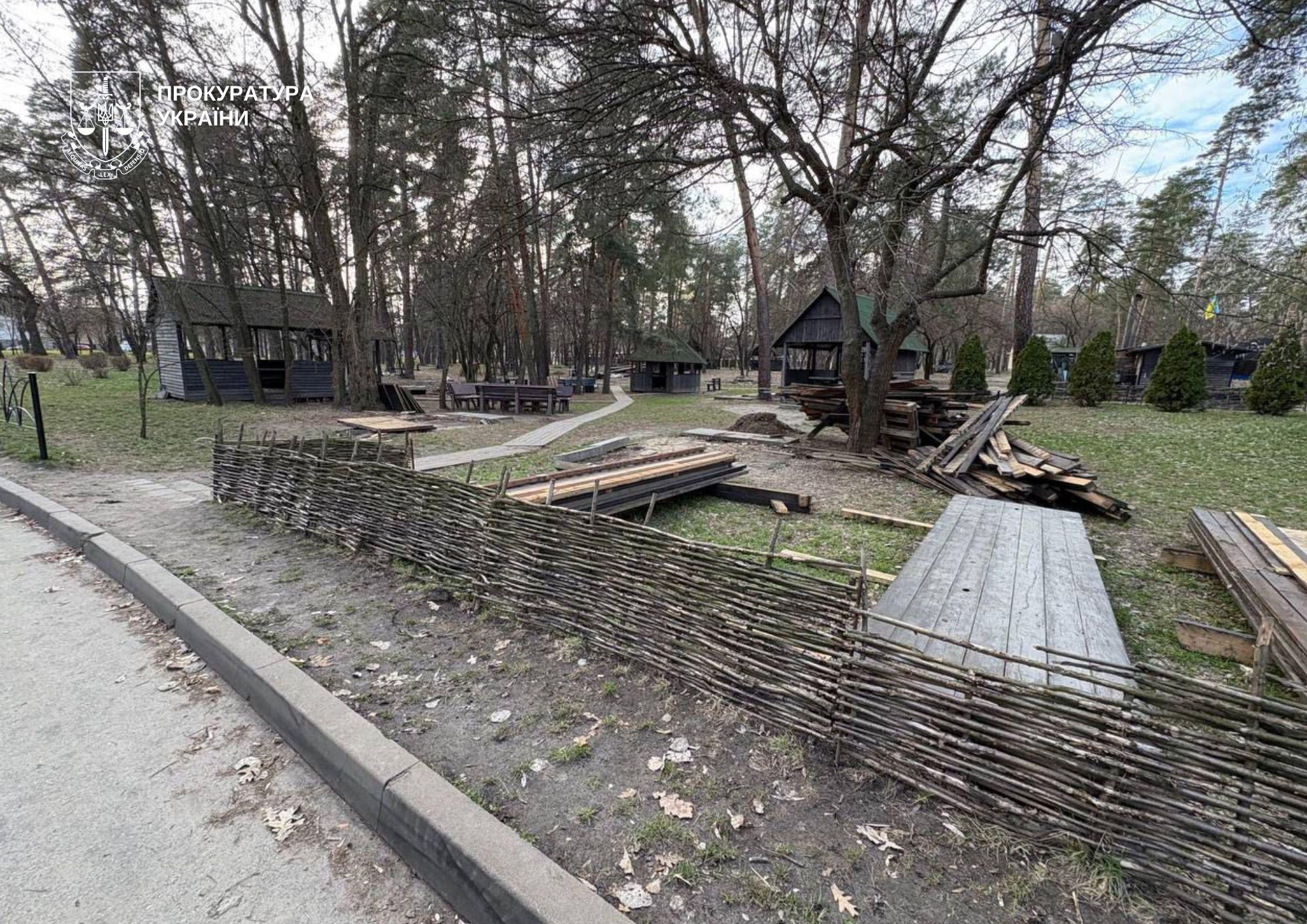 Фото до матеріалу: У парку «Партизанська слава» прибрали незаконні альтанки