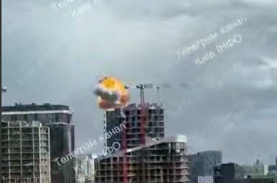 Фото до матеріалу: У Києві уламки дронів викликали ДТП та пожежу на будівельному майданчику