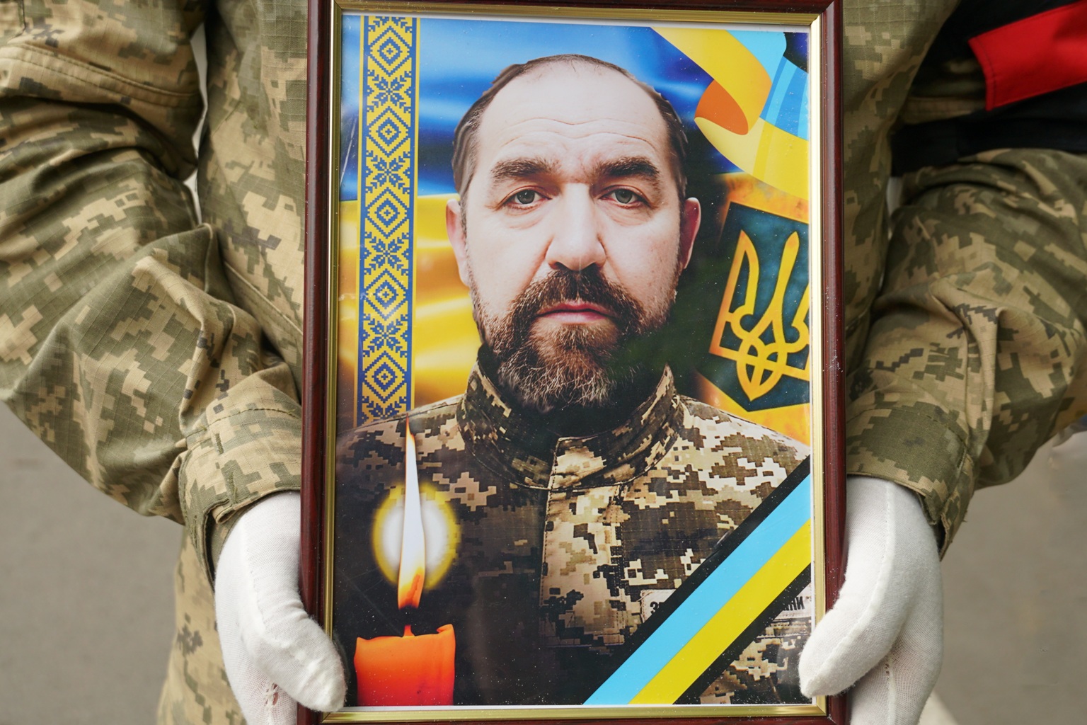 Фото до матеріалу: В Ужгороді провели в останню путь зниклого безвісти захисника Володимира Тарапату