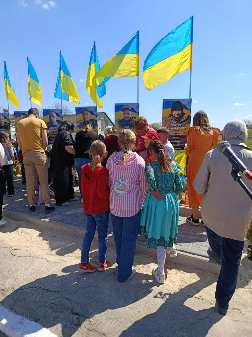 Фото до матеріалу: У селі Навіз відкрили Алею пам’яті полеглих воїнів-односельців