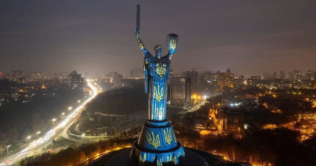 Фото до матеріалу: Монумент «Україна-мати»: 45 років історії, заміна символів та нові сенси