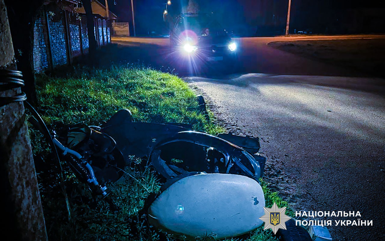 Фото до матеріалу: У Кременчуці скутер врізався в електроопору: двоє поранених госпіталізовано