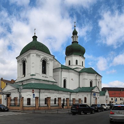 Фото до матеріалу: Блузи з воланами і рюшами: романтичний тренд сезону весна-літо 2024