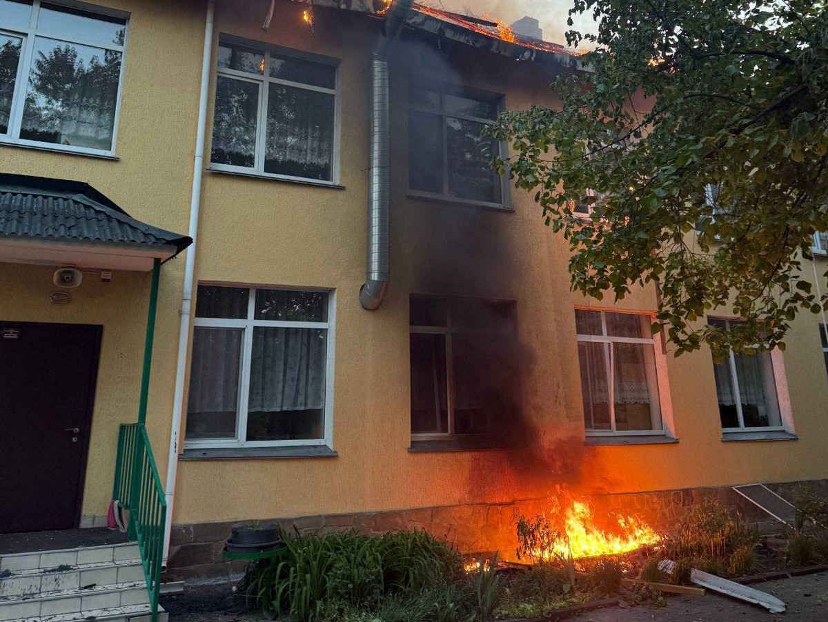 Фото до матеріалу: Російські дрони атакували Київщину: пошкоджені житлові будинки та дитсадок