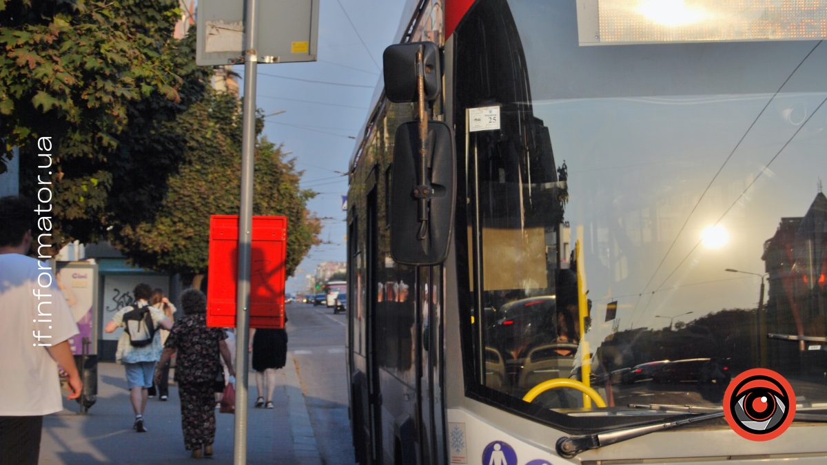 Фото до матеріалу: Автобуси у Франківську курсують за зміненою схемою через атаку
