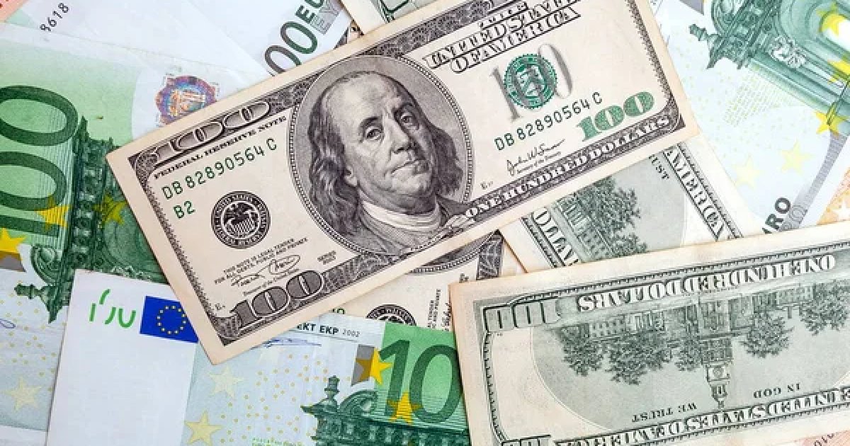 Фото до матеріалу: НБУ зменшив продаж долара: курс гривні стабілізувався у квітні