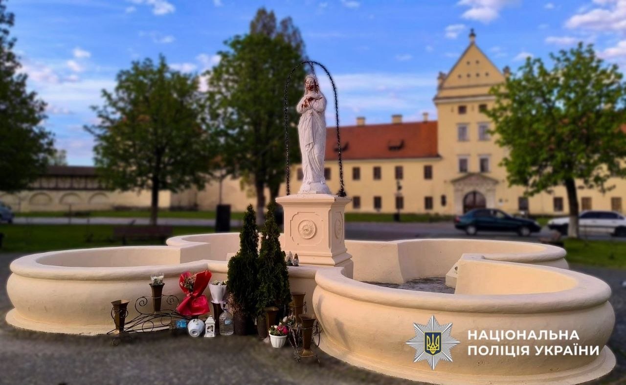 Фото до матеріалу: У Жовкві невідомий забруднив фігуру Матері Божої: поліція розшукує вандала