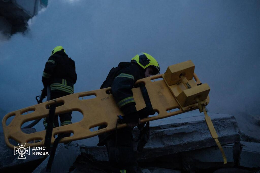 Фото до матеріалу: Атака на Київ: під завалами у Дарницькому районі можуть бути люди