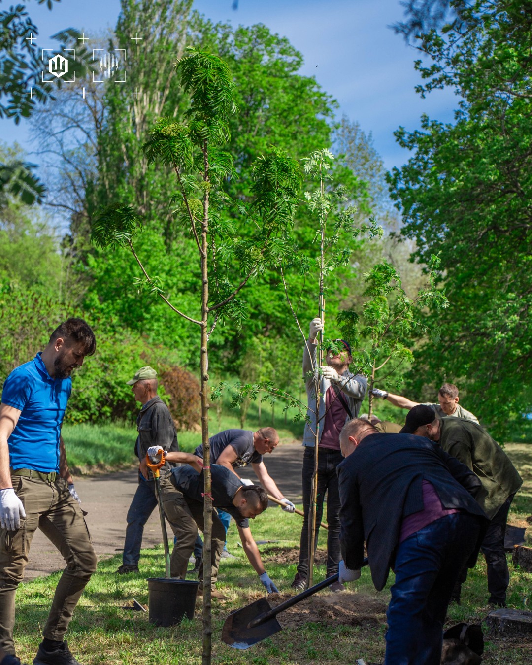 Фото до матеріалу: У ботсаду Гришка з’явилася горобинова Алея Героїв 412 бригади Nemesis