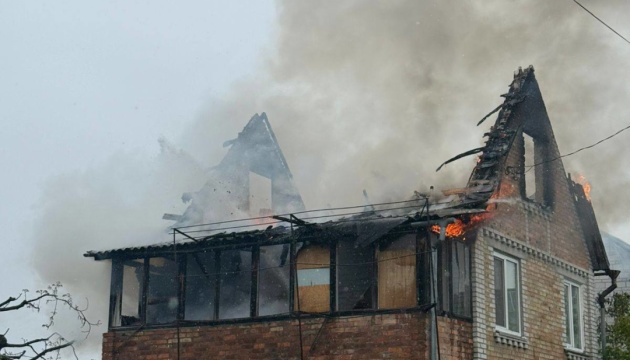 Фото до матеріалу: У Вишгородському районі загорівся будинок після атаки дронів
