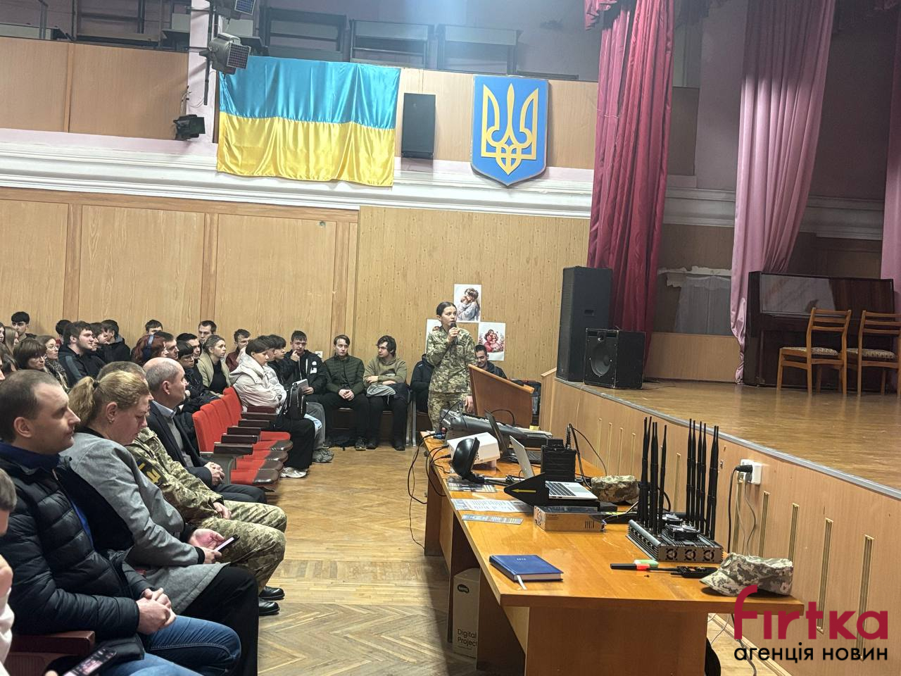 Фото до матеріалу: В Івано-Франківську випускникам фахового коледжу розповіли про навчання у військових вишах (ФОТО)