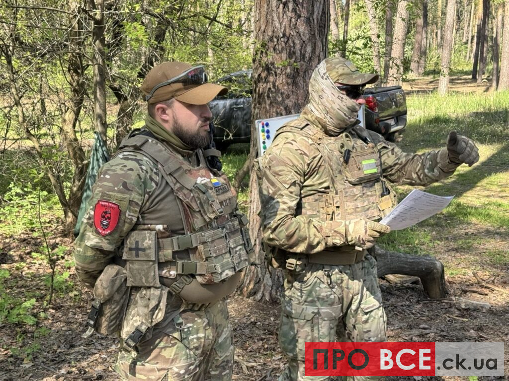 Фото до матеріалу: Студенти Черкас пройшли випробування на витривалість: дрони, вибухи та спека