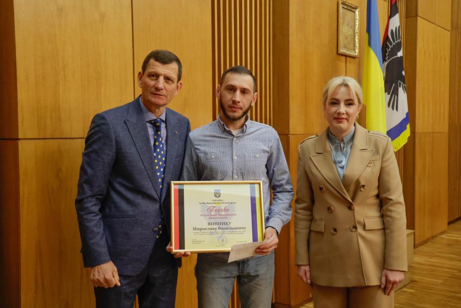 Фото до матеріалу: Герой Калуша врятував двох дітей із палаючої квартири