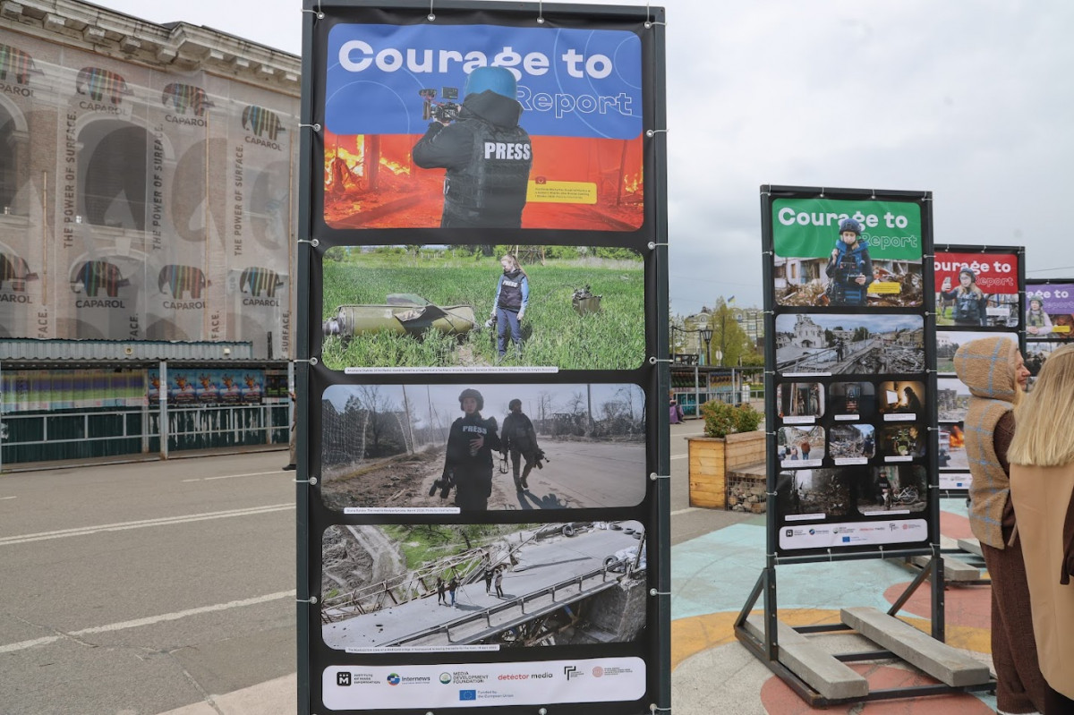Фото до матеріалу: У Києві відкрили фотовиставку «Сміливість слова» про журналістів під час війни