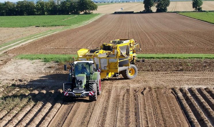Фото до матеріалу: Ropa розробила автономну систему керування для картоплекопалок