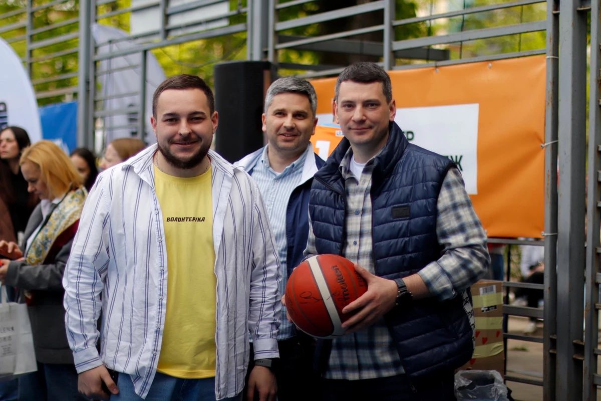 Фото до матеріалу: Львів об'єднав ветеранів, спортсменів та інфлюенсерів на баскетбольному майданчику