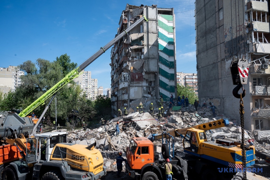 Фото до матеріалу: Київ: Російський удар призвів до загибелі п'яти, серед них дитина, і пораненню 40 людей