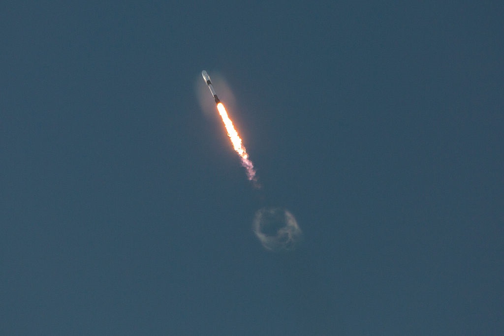 Фото до матеріалу: SpaceX запустила нову партію розвідувальних супутників США