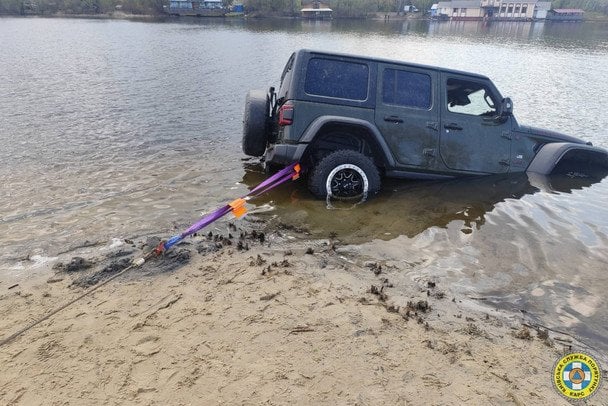 Фото до матеріалу: У Києві водій занурив джип у Дніпрі: рятувальники витягнули автомобіль