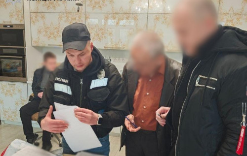 Фото до матеріалу: У Києві чоловіка затримали за шахрайство: він видавав себе за СБУ і виманював у пенсіонерів 3 мільйони