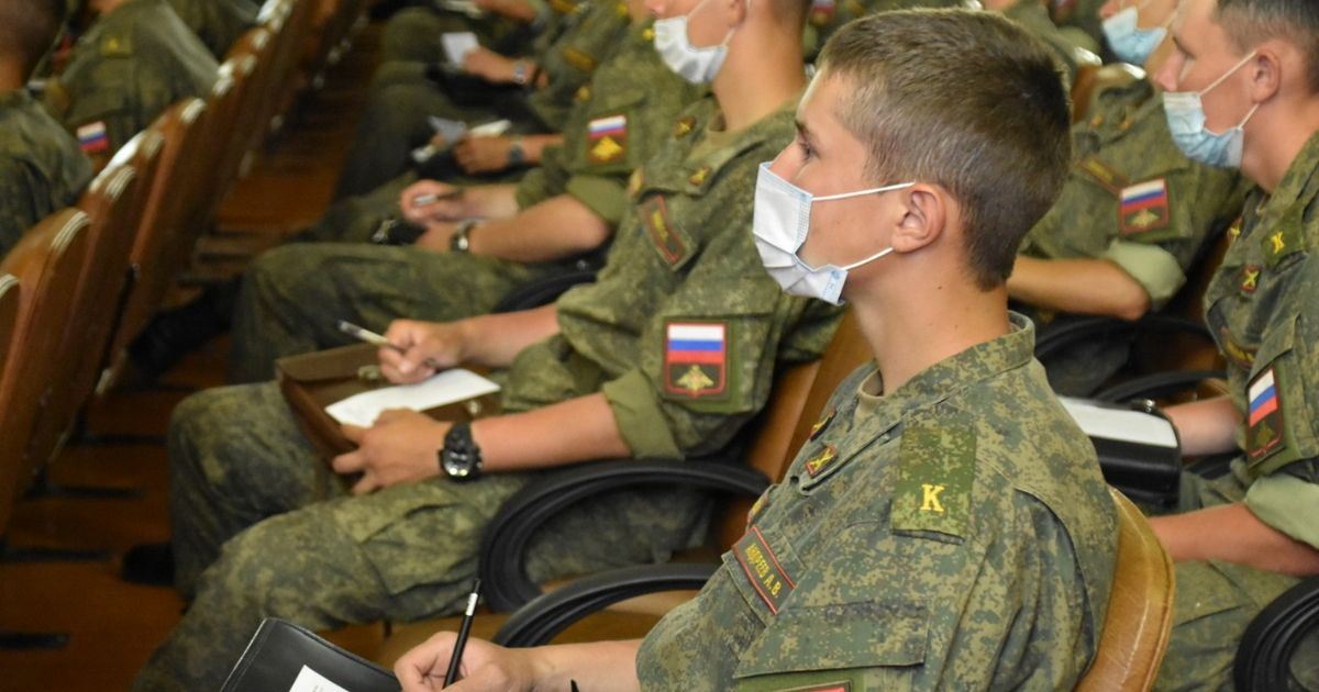 Фото до матеріалу: Росія планує залучати курсантів до охорони нафтобаз від дронів