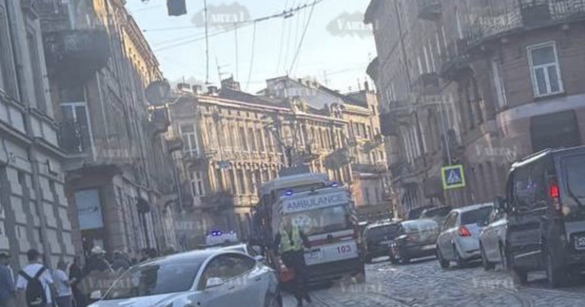 Фото до матеріалу: У Львові трамвай вдарив кілька авто: жінка-водійка працює 24 роки