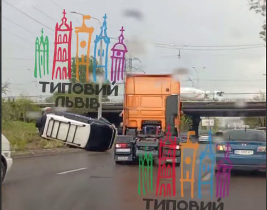 Фото до матеріалу: На Стрийській у Львові перекинулося авто: водіїв просять обирати об'їзні шляхи
