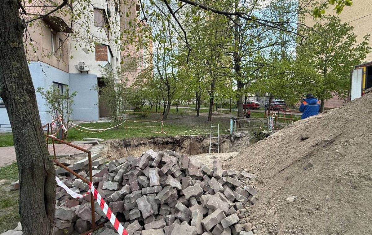 Фото до матеріалу: В Києві жінка впала в неогороджену яму з водою