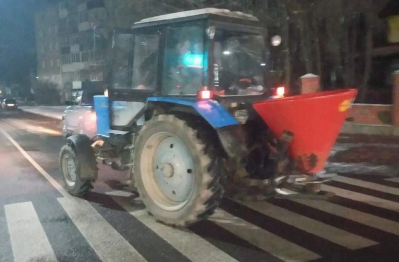 Фото до матеріалу: Комунальники Володимир-Волинського ліквідовують наслідки ожеледиці