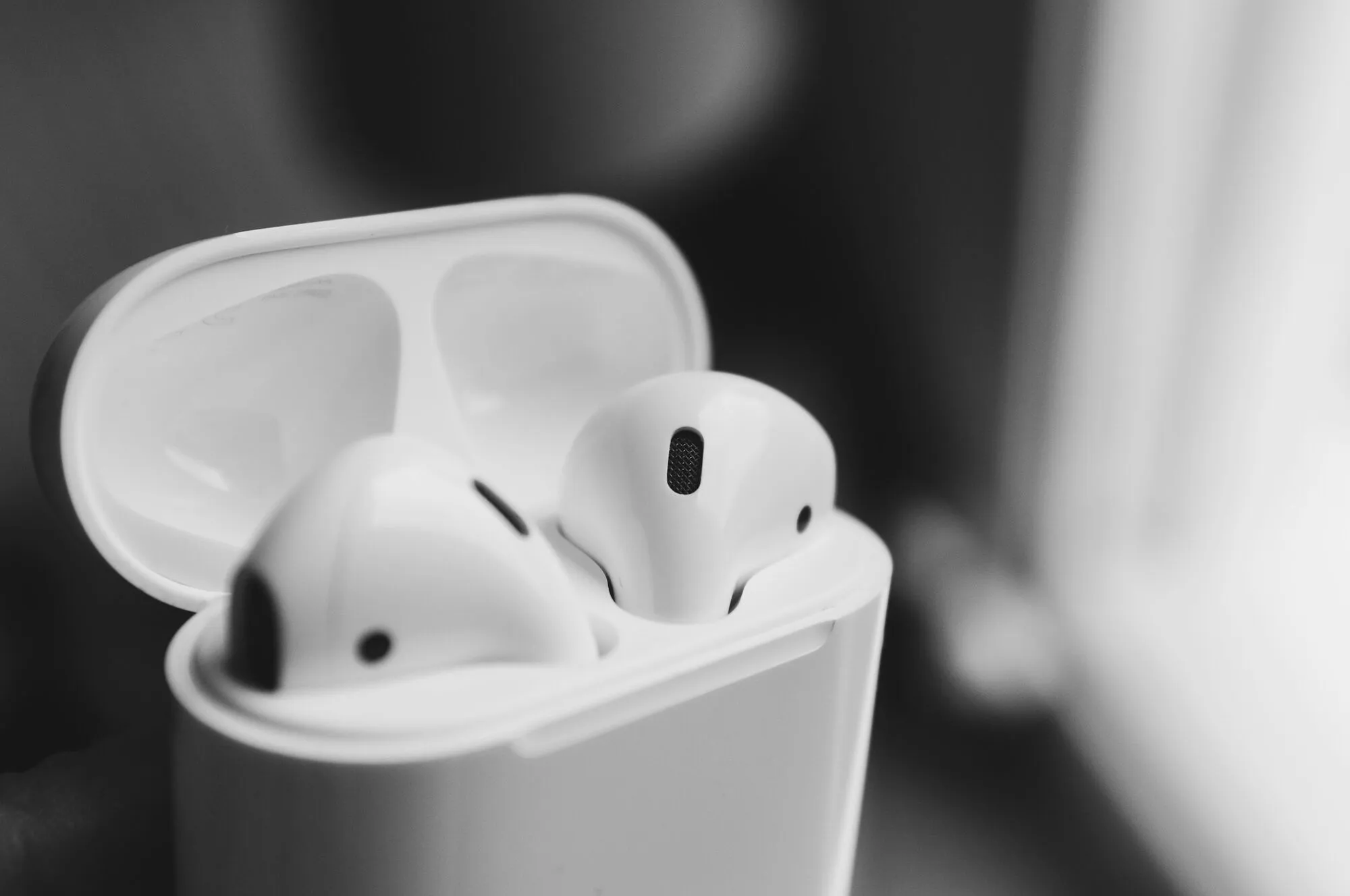 Фото до матеріалу: Чи шкодить зарядка AirPods всю ніч: що кажуть експерти