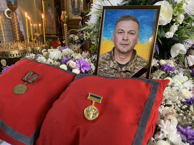 Фото до матеріалу: Троє захисників Хмельниччини повернулися «на щиті»: прощання у трьох громадах