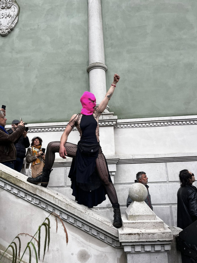 Фото до матеріалу: Активістки FEMEN та Pussy Riot зі скандалом виступили біля російського павільйону на Венеційській бієнале