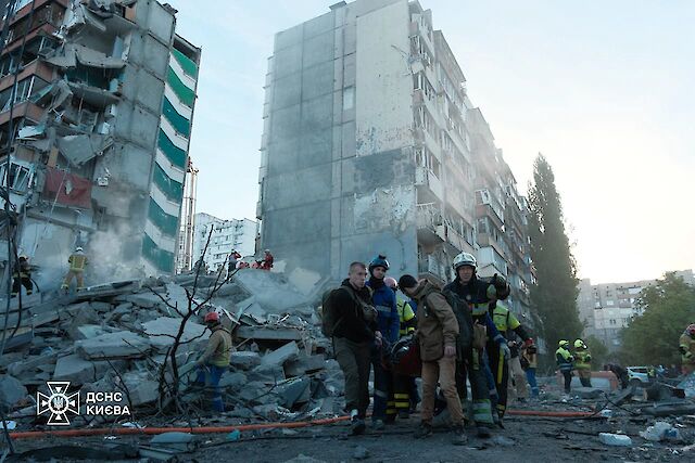 Фото до матеріалу: Київ: обвалився під'їзд багатоповерхівки після масованого обстрілу