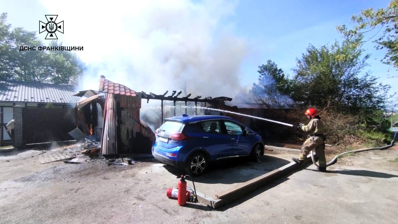 Фото до матеріалу: У Тлумачі вогнеборці врятували приватне домогосподарство від масштабної пожежі
