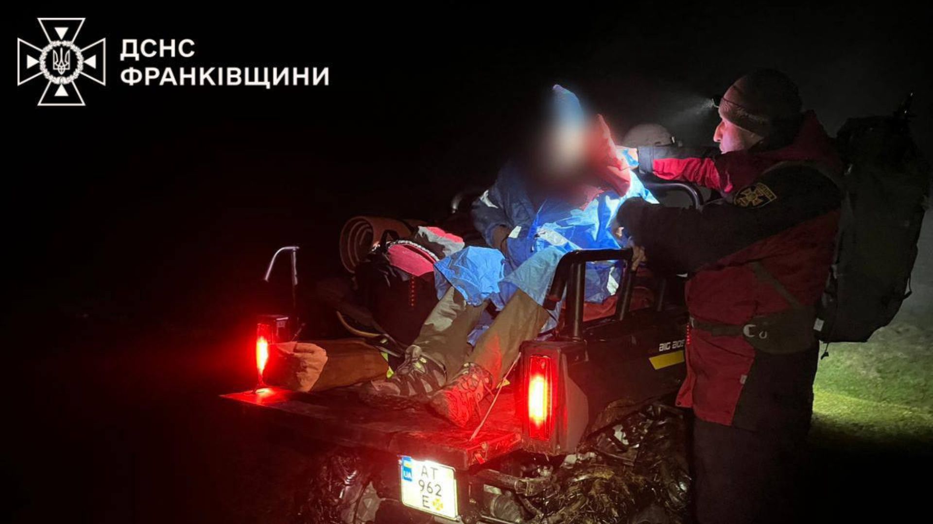 Фото до матеріалу: Гірські рятувальники врятували травмованого туриста на полонині Хом'яків