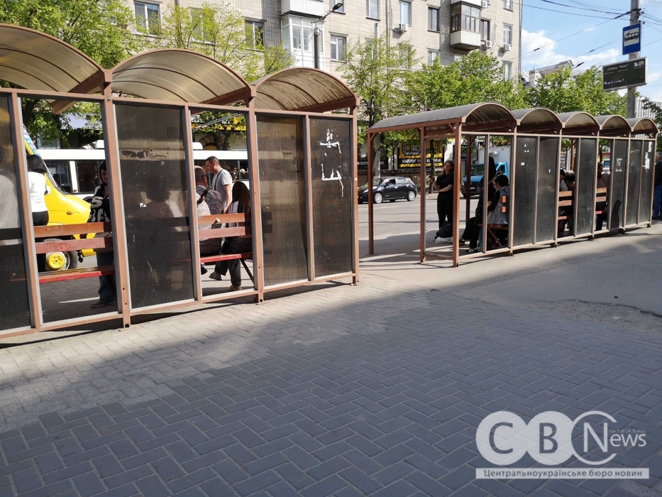 Фото до матеріалу: Зупинка біля готелю «Київ» у Кропивницькому стоїть розбита - її ламають швидше, ніж лагодять (фото)