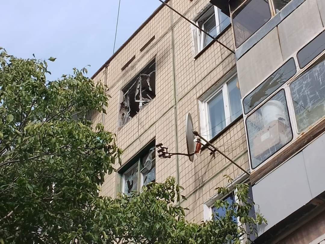 Фото до матеріалу: На Нікопольщині внаслідок обстрілів постраждала жінка, пошкоджено будинки та лінії електропередач