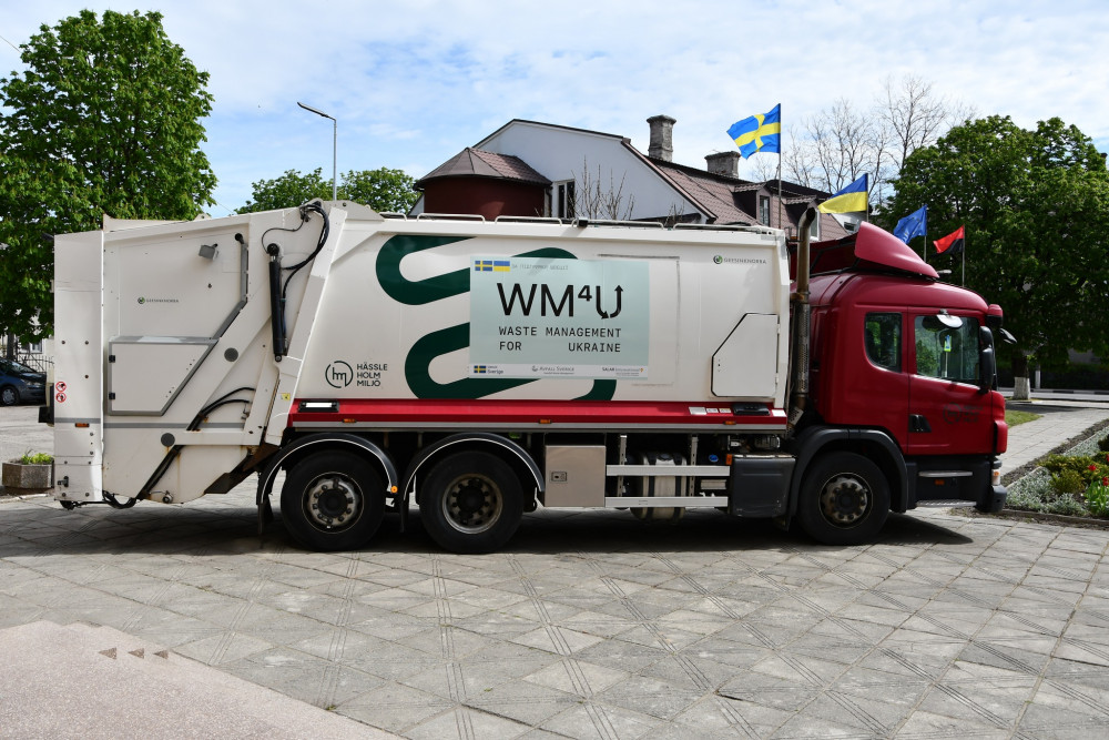 Фото до матеріалу: Рогатинська громада отримала новий сміттєвоз від партнерів зі Швеції