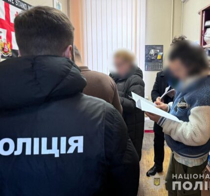 Фото до матеріалу: У центрі Львова викрали меморіальну таблицю Джохару Дудаєву, затримано трьох зловмисників