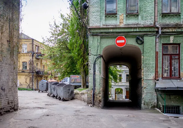 Фото до матеріалу: 10 секретних дворів Києва: просто пройдіть крізь арку