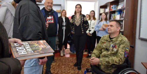 Фото до матеріалу: У Шепетівці презентували книгу про воїна-героя, який подолав війну і втрату ніг