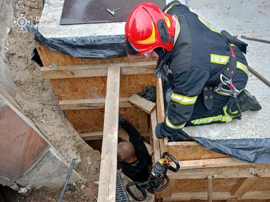 Фото до матеріалу: Чоловіка витягнули з котловану на будівельній ділянці у Голосіївському районі