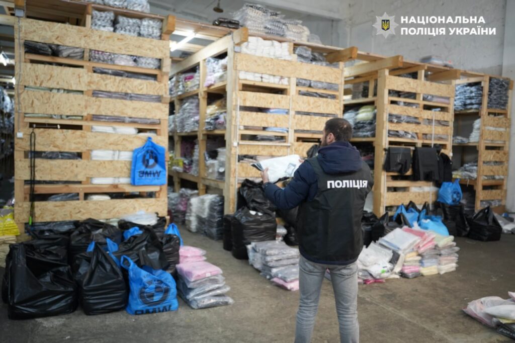 Фото до матеріалу: На 7 кілометрі продавали гуманітарку з Туреччини – на постраждалих від війни “наварили” 44 млн.грн. (ФОТО, ВІДЕО)