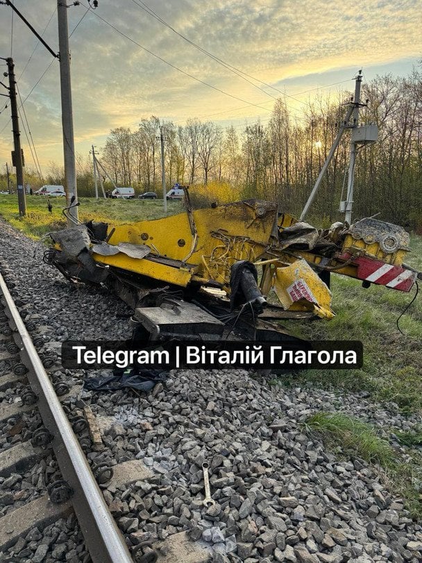 Фото до матеріалу: Трагедія на Львівщині: машиніст загинув після зіткнення потяга з автокраном