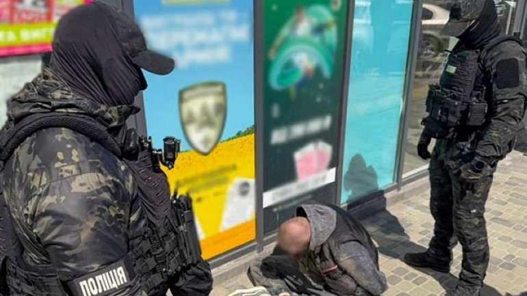Фото до матеріалу: У Києві затримали шахрая, що продавав відстрочку за посаду капелана за $25 тис.